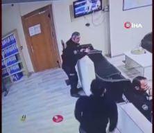 Polis merkezinde bir şahıs bekçiye saldırarak silahını almaya çalıştı