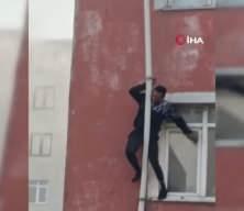 Sultangazi'de yangından kurtulmak için borulara tutunan adamın düştüğü anlar kamerada