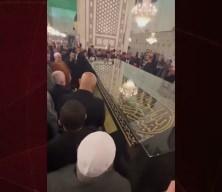  Tarihi anlar! Kutsal emanet Emevi Camii'ne ulaştı... 