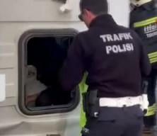 Tekirdağ'da kaza sonrası polis üniformasını çıkarıp yaralı çocuğu örttü