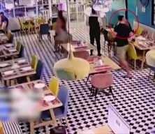 Avustralyalı turistin cam kapıya &ccedil;arması sonu aşırı kan kaybından hayatını kaybetti