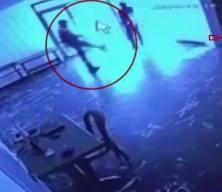 G&uuml;venlik g&ouml;revlisinin kediye tekme attığı anlar tepki &ccedil;ekti