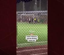 18 yaşındaki kadın hakeme &ccedil;ocukların g&ouml;z&uuml; &ouml;n&uuml;nde saldırdı