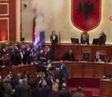 Arnavutluk&rsquo;ta milletvekilleri meşale yaktı, parlamento başkanına şişe fırlattı