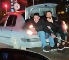 Bagaja oturup arızalanan arabayı elleriyle tuttukları iple çektiler