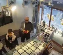 Bağcılar'da &ccedil;ocukların bulduğu altın dolu &ccedil;anta sahibine teslim edildi