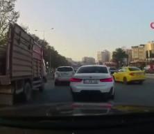 Bakırk&ouml;y'de korna &ccedil;alan s&uuml;r&uuml;c&uuml;yle kavga eden motosikletli kamerada 