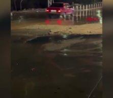 Bodrum'da su hattı patlaması sonucu asfalt &ccedil;&ouml;kt&uuml;