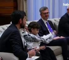 Cumhurbaşkanı Erdoğan, Gazze'deki soykırımı d&uuml;nyaya anlatan Ali Jadallah ile g&ouml;r&uuml;nt&uuml;l&uuml; g&ouml;r&uuml;şt&uuml;