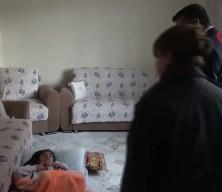 Devlet Bah&ccedil;eli'den Diyarbakırlı engelli kıza tekerlekli sandalye s&uuml;rprizi