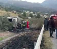 Devrilen tırda &ccedil;ıkan yangında 2 kişi hayatını kaybetti