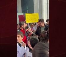 D&uuml;nya şampiyonasından madalya ile d&ouml;nd&uuml;, mesajla kovuldu