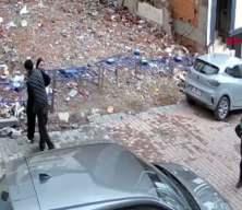 Eşini sokak ortasında d&ouml;v&uuml;p başına silah dayayan saldırgan koca tutuklandı