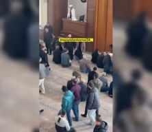 Camide pitbull paniği: Vaaz sırasında i&ccedil;eri girdi, cemaate korku dolu anlar yaşattı