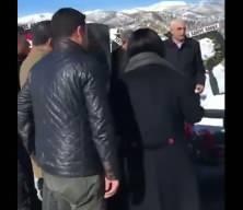 &Ouml;zg&uuml;r &Ouml;zel'in Kamer Gen&ccedil;'in mezarı başında rakı i&ccedil;tiği anlar ortaya &ccedil;ıktı