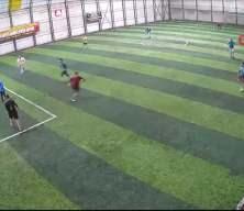 Halı sahada kahreden &ouml;l&uuml;m kameraya yansıdı