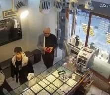 Harama el uzatmadılar! Milyonluk &ccedil;antayı bulan altın nesil kamerada