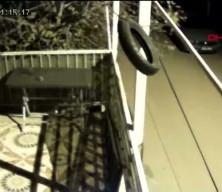 Hatay'daki 4 şiddetindeki depremin şiddetini kameralara yansıdı