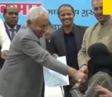 Hindistan&rsquo;da eyalet başbakanının M&uuml;sl&uuml;man kadının &ouml;rt&uuml;s&uuml;ne m&uuml;dahalesi tepki &ccedil;ekti