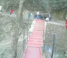 Hindistan'da faciadan d&ouml;n&uuml;ld&uuml;! Turistleri taşıyan ara&ccedil; şarampole s&uuml;r&uuml;klendi