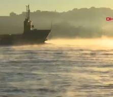 İstanbul Boğazı'ndan y&uuml;kselen dumanlar ilgin&ccedil; anlara sahne oldu