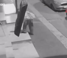 İstanbul'da dehşet: Gen&ccedil; kadın, yaşlı adamı sokak ortasında d&ouml;vd&uuml;