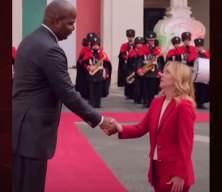 Başbakan Meloni Mozambikli liderle görüştü: Boy farkı dikkat çekti