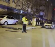 Kazada savrulan otomobil kaldırımdaki yayalara &ccedil;arptı: 4 yaralı