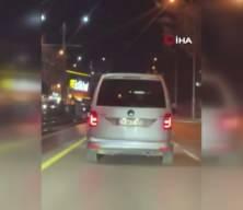 Makas atarak trafikte tehlike sa&ccedil;tı: Kazadan kıl payı kurtuldu