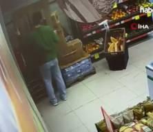 Markette yangın t&uuml;p&uuml; yere d&uuml;ş&uuml;nce &ccedil;alışan panikle ka&ccedil;ıştı