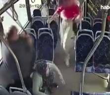 Otobüste yaşlı çifti darbeden sanığa verilen 2 yıl hapis cezası, ‘yaş’ nedeniyle düşürüldü