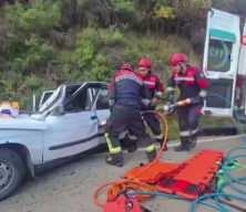 Otomobilin &uuml;zerine kaya par&ccedil;ası d&uuml;şt&uuml;: 5 yaralı