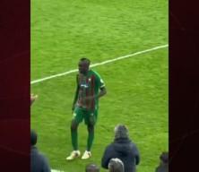 Oyundan alınınca &ccedil;ılgına d&ouml;nd&uuml;! Kendi hocasına saldırdı