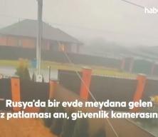 Rusya'da bir evde meydana gelen gaz patlaması anı, g&uuml;venlik kamerasında