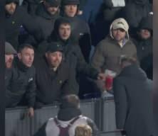 Son 11 ma&ccedil;ta 8 mağlubiyet alan Robin van Persie taraftarla birbirine girdi