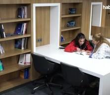 Suriyeli anne ve kızı, T&uuml;rkiye'de eğitimle geleceğe tutunuyor