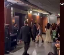 &Uuml;nl&uuml; şarkıcı Taylor Swift'in ekibine dağıttığı para dudak u&ccedil;uklattı