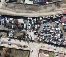 Yediemin otoparkında milyon dolarlık ara&ccedil;lar &ccedil;&uuml;r&uuml;meye terk edildi
