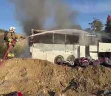 Yolcu otob&uuml;s&uuml; alev alev yandı