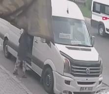 Y&uuml;zlerini eşarpla gizleyen anne-kız, girdikleri evlerden altın ve ziynet eşyası &ccedil;aldı