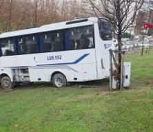 Bariyerlere &ccedil;arpan midib&uuml;s yoldan &ccedil;ıktı