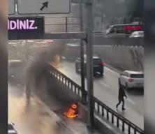 Beylikd&uuml;z&uuml; D-100 Otoyolu'nda motosiklet alev alev yandı