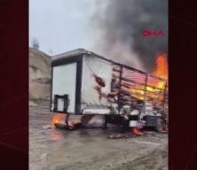 Bolu'da kağıt y&uuml;kl&uuml; tırın dorsesi alevlere teslim oldu