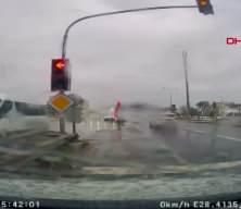 B&uuml;y&uuml;k&ccedil;ekmece'de kırmızı ışık ihlali kazaya neden oldu; &ccedil;arpışma kamerada