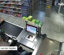Hollanda'da T&uuml;rk esnaf, marketine giren silahlı soyguncuyu şişeyle kovaladı