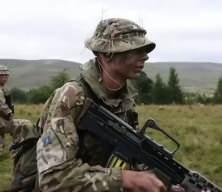 İngiltere, okula ara veren gen&ccedil;ler i&ccedil;in g&ouml;n&uuml;ll&uuml; askerlik eğitimi hazırlıyor