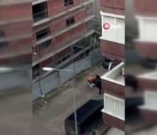 İş&ccedil;ilere k&uuml;f&uuml;rl&uuml; saldırı! Arkadaşlarına yardıma koşan iş&ccedil;i kamerada