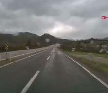 Karşı y&ouml;ne ge&ccedil;en ara&ccedil; dehşeti: İşte saniye saniye kaza anı