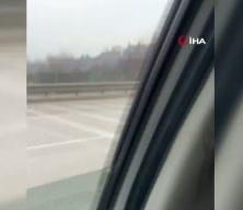 Meclis &uuml;yesini sıkıştırıp, aracı yumrukladı! O anlar kamerada