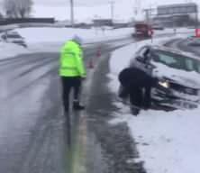 Bitlis'te zorlu kış şartlarında polislerden &ouml;rnek m&uuml;dahale